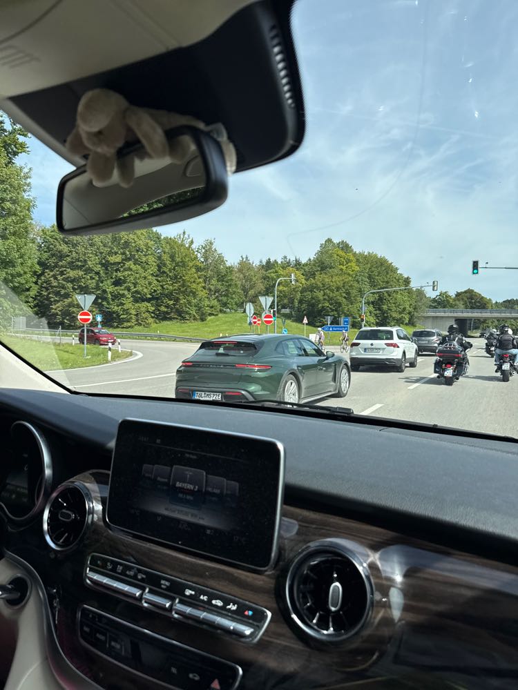 Porsche Taycan Cross Turismo in Münsing