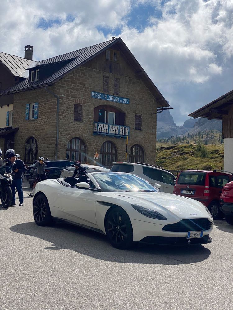 Aston Martin Db11 Volante in Cortina d'Ampezzo