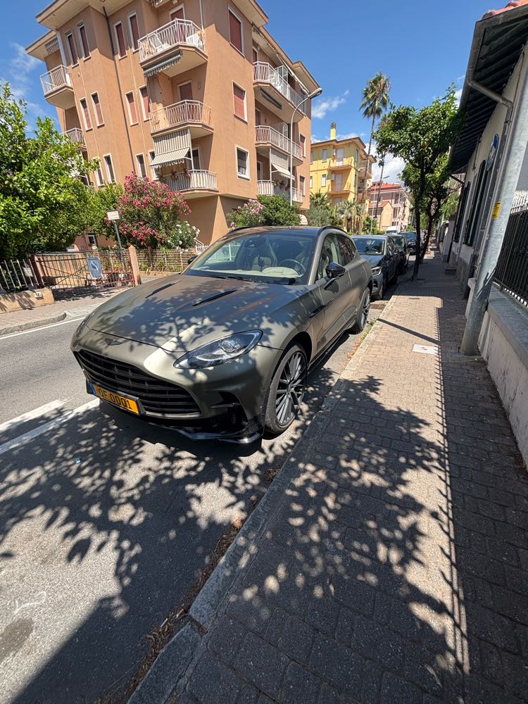   Aston Martin Dbx in Bordighera